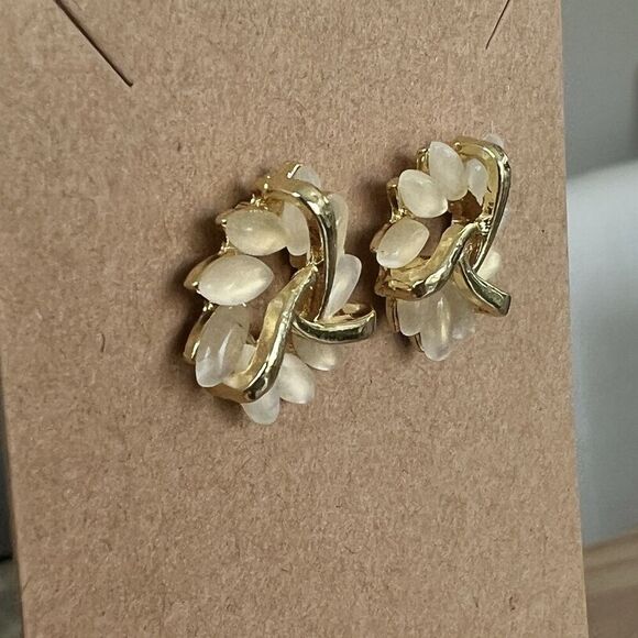 NEW white Quartz Gold Floral Stud Earrings Wreath Minimal Work Neutral - Picture 5 of 5